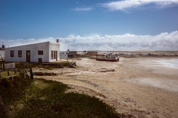 Fototapeta na wymiar rancho campo agua mar playa