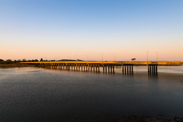 Fototapeta premium Brücke im Abendrot