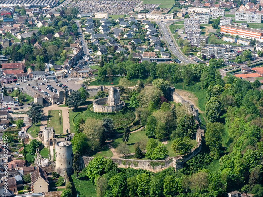 Wall mural vue aérienne du château de gisors dans l'oise en france