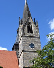 Fototapeta na wymiar Glockenturm der Kaufmannskirche vor blauem Sommerhimmel