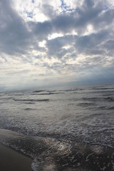Am Strand nach einem starken Sturm