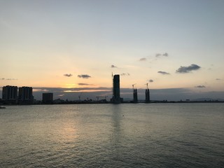 Abendrot hinter Baustellen auf Kuala Terengganu, Malaysia