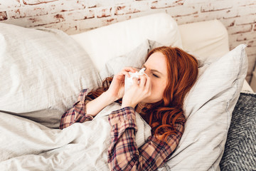 Junge Frau Krank im Bett auf Couch