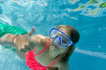 Kleine Pooltaucherin mit Daumen hoch
