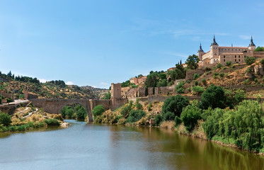 Fototapeta na wymiar bridge and fortress of Alcazar Toledo