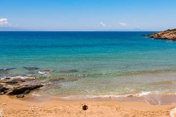 Fototapeta na wymiar Junge Frau liegt an einem Strand auf Paros, Griechenland