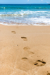Fußabdrücke im Sand am Strand von Paros 