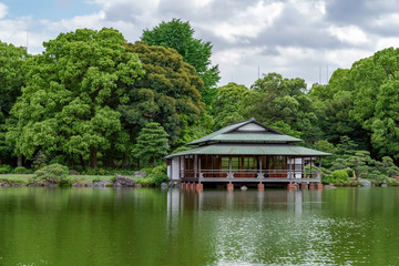 清澄庭園の涼亭を大泉水の対岸から見る