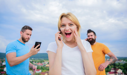 Naklejka premium Close up of a group of young people with smartphones. Friends an