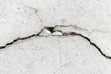 Crack on cement floor - Crepa su pavimento di cemento
