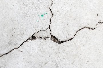 Crack on cement floor - Crepa su pavimento di cemento