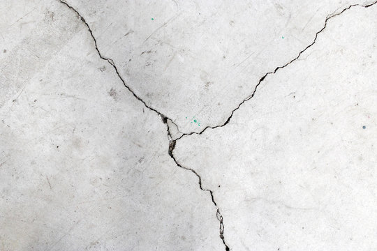 Crack on cement floor - Crepa su pavimento di cemento