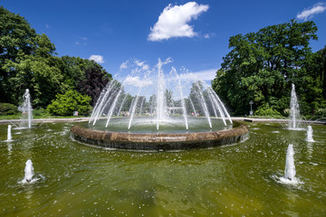 Fototapeta premium Springbrunnen im Kurpark Bad Oehnhausen Weserbergland sonnig