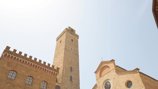 San Gimignano, antica citt&agrave; medievale. Le sue alte torri, la chiesa e le case.