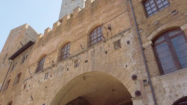 San Gimignano, antica citt&agrave; medievale. Le sue alte torri, la chiesa e le case.