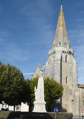 Monument aux morts et &eacute;glise Ste Marie de R&eacute;