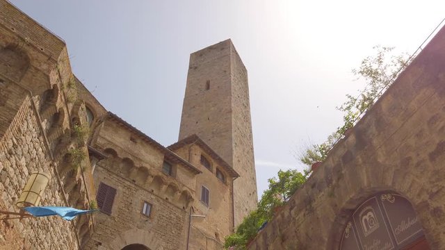 San Gimignano, antica citt&agrave; medievale. Le sue alte torri, la chiesa e le case.