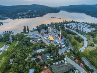 Kirmes bei dem Brünner Staudammsee in Dämmerung von oben, Tschechische Republik