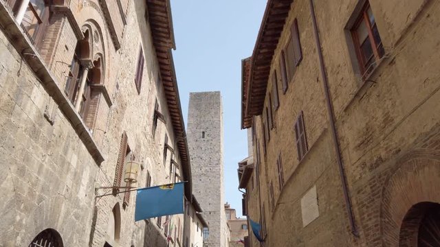 San Gimignano, antica citt&agrave; medievale. Le sue alte torri, la chiesa e le case.
