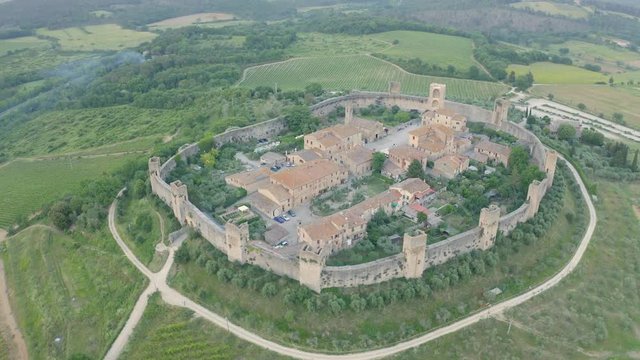 Vista aerea di Monteriggioni, borgo italiano in Toscana. Contiene ancora le mura difensive del Medioevo. 