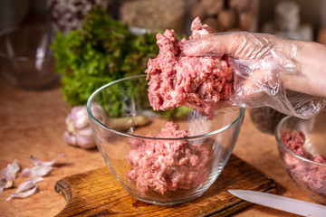 Lay the minced meat in a glass plate