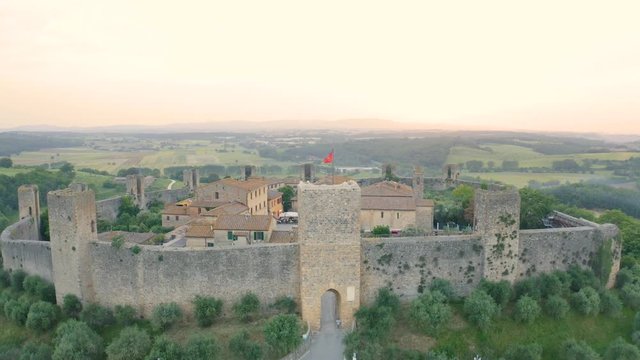 Vista aerea di Monteriggioni, borgo italiano in Toscana. Contiene ancora le mura difensive del Medioevo. 