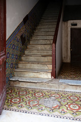 Escaleras antiguas en Tánger, Marruecos