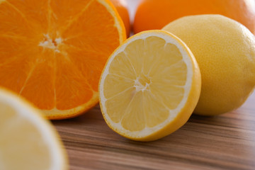 Orange und Zitrone Hälften