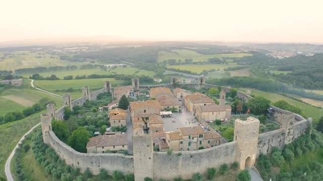 Vista aerea di Monteriggioni, borgo italiano in Toscana. Contiene ancora le mura difensive del Medioevo. 