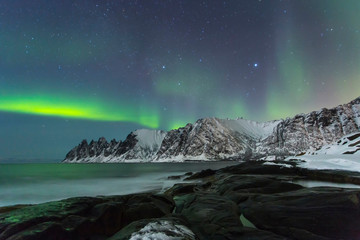 Fototapeta na wymiar Northern lights with the ocean at a time of winter in the Lofoten Islands