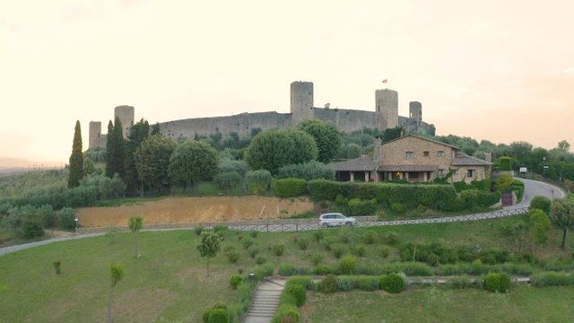 Vista aerea di Monteriggioni, borgo italiano in Toscana. Contiene ancora le mura difensive del Medioevo. 