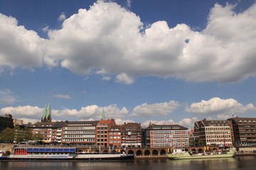 Obraz premium Bremen; Weserufer am Theaterschiff