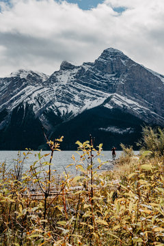 First autumn vibes around the Upper Kananaskis Lake in Canada © Ingmar