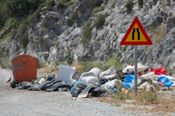 Müllablagerungen am Straßenrand, Insel Kreta, Griechenland, Europa