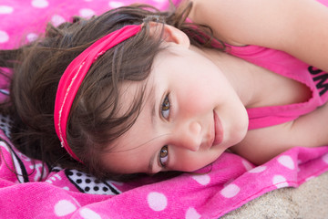 Bimba dolce in spiaggia sul telo