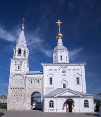 Obraz premium Ancient staircase tower and the Church of the Nativity of the Blessed Virgin, St. Bogolyubovo monastery in the village of Bogolyubovo, Vladimir, Russia