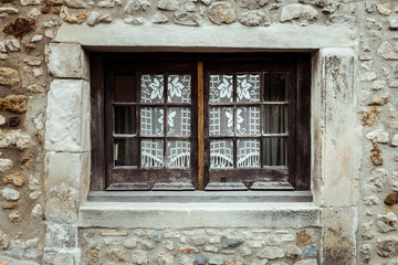 Fototapeta na wymiar Fenêtre en bois ancienne et rideaux de dentelle