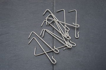 Fototapeta premium Hintergrund Dachdecker viele Einschlaghaken aus Edelstahl auf Dachschiefer