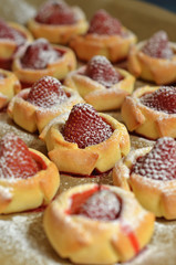Obraz na płótnie Canvas Cookies with whole strawberries sprinkled with powdered sugar