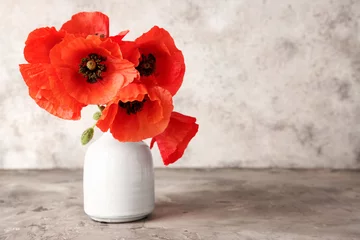 Poster de jardin Coquelicots Vase avec de belles fleurs de pavot rouge sur table