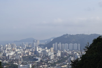 Paisagem aérea da cidade de Santos, colina e horizonte urbano