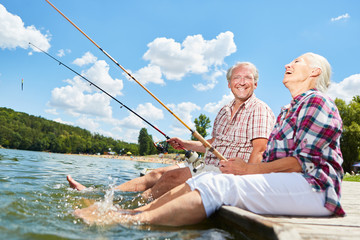 Senior Paar plantscht mit den Füßen im Wasser