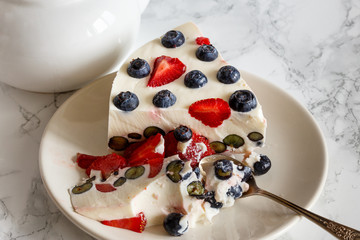 Yoghurt cake with berries