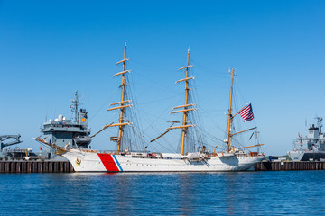 Naklejka premium Segelschulschiff der Küstenwache der USA die „Eagle“ im Scheerhafen in Kiel. Es ist ein baugleiches Schwesterschiff der Gorch Fock, die momentan in der Werft ist und einigen Wirbel wegen der Kostenex