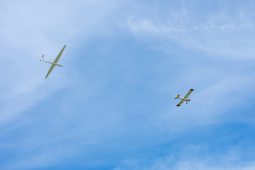 Motorflugzeug mit Segelflugzeug an der Schleppleine. Standort: Deutschland, Nordrhein-Westfalen, Borken,