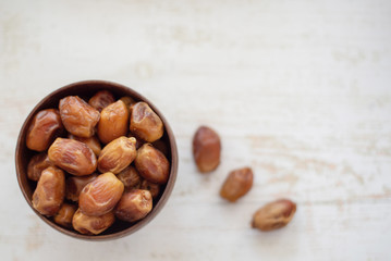 dried figs in a wooden bowl