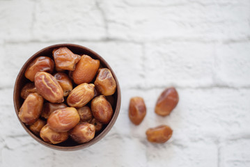 dried figs in a wooden bowl