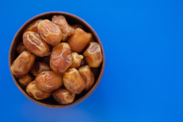 dried figs in a wooden bowl