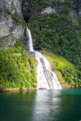 Obraz na płótnie Canvas Wasserfall im Geirangerfjord