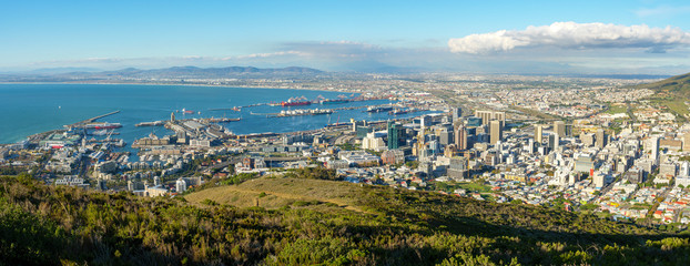 Obraz na płótnie Canvas Amazing panoramic view of beautiful Cape Town from the slopes of Signal Hill showing v&a waterfront, harbour, business centre and, in the distance, the Cape Flats. Western Cape. South Africa